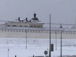 Накануне визита Путина в Казань у кремля кто-то вытоптал надпись "Воры"