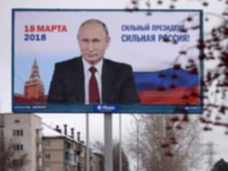 В Серове баннер с Путиным закидали яйцами во второй раз