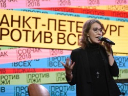 Собчак облила Жириновского водой в ответ на нецензурную брань