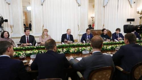 Путин продвинул на новые должности участников конкурса "Лидеры России"